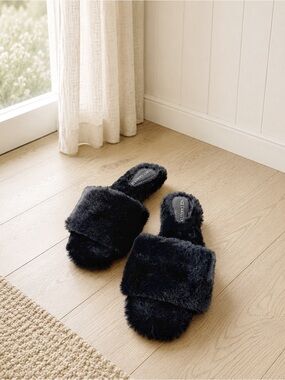 NWOT Vince Camuto Women Black Fuzzy Faux Fur Slip-On Slipper US8 Cozy Comfy